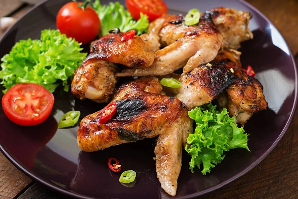 Asas de frango assadas em prato — Fotografia de Stock