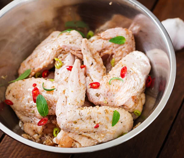 Alitas de pollo marinadas crudas en un tazón — Foto de Stock