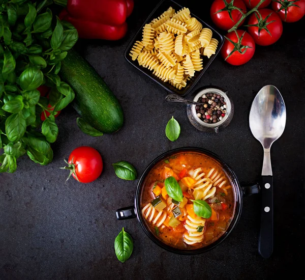 パスタとイタリアの野菜スープ — ストック写真