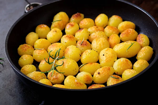 Gebakken aardappelen met rozemarijn in kom — Stockfoto