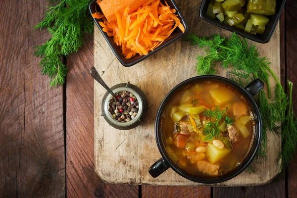 Суп з маринованими огірками і квасолею — стокове фото