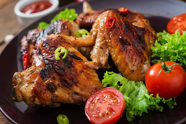 Tavuk kanadı plaka üzerinde pişmiş