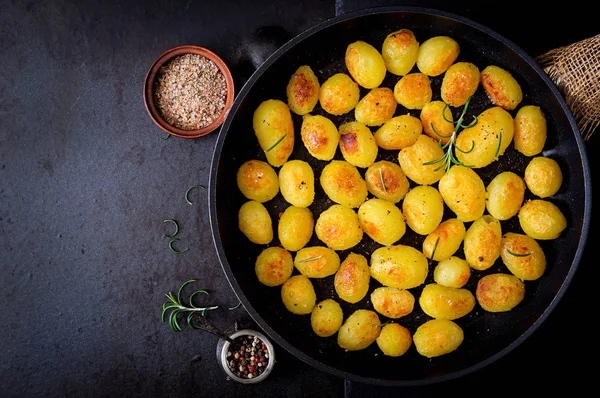 Batatas assadas com alecrim em tigela — Fotografia de Stock