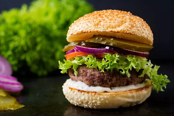 Большой вкусный гамбургер — стоковое фото