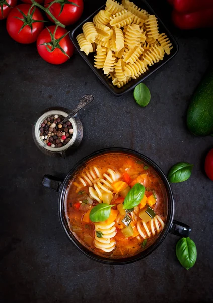 Итальянский овощной суп с пастой — стоковое фото