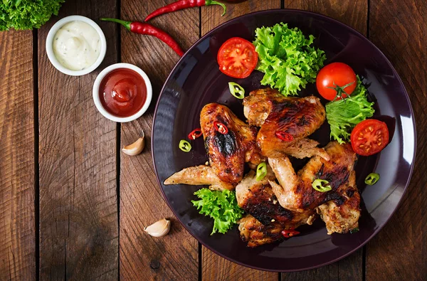 Ali di pollo al forno sul piatto — Foto Stock