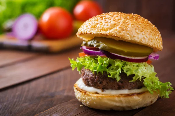 Stora läckra hamburgare — Stockfoto