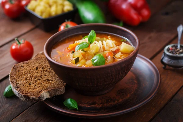 Italienische Gemüsesuppe mit Pasta — Stockfoto