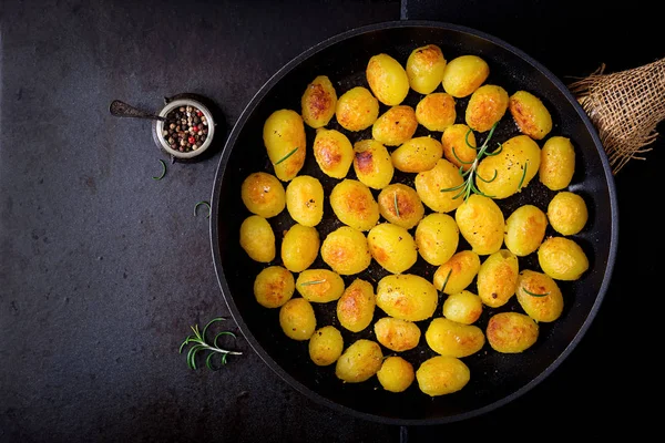 Pommes de terre cuites au four avec romarin dans un bol — Photo