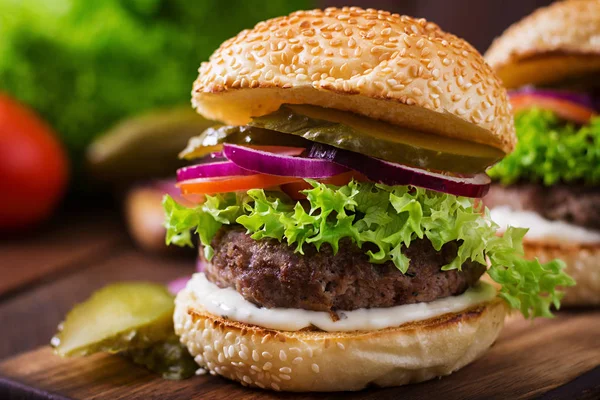 Большие вкусные гамбургеры — стоковое фото