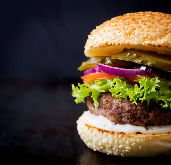 Büyük lezzetli hamburger — Stok fotoğraf