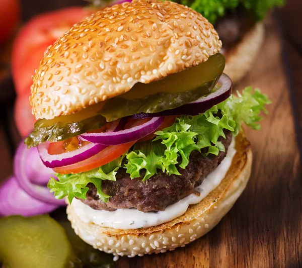 Büyük lezzetli hamburger — Stok fotoğraf