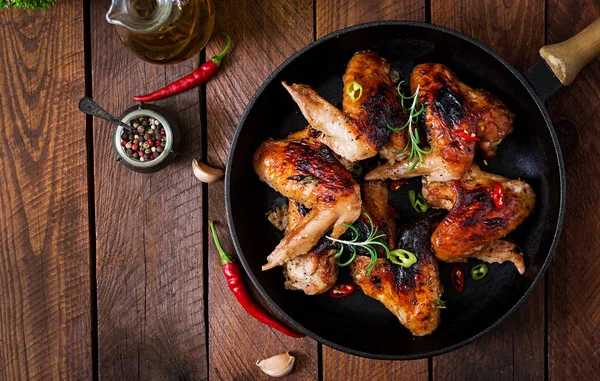 Alitas de pollo al horno en sartén — Foto de Stock