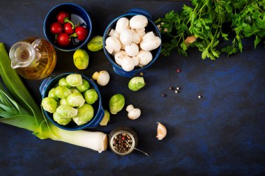  Brüksel lahanası ve mavi kase domates