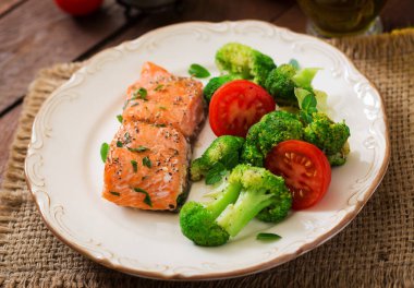 Fırında somon brokoli plaka ile süslenmiş