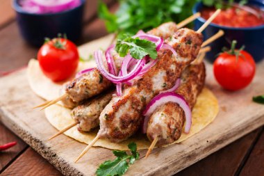 Kesme tahtası üzerinde sebze kebabı Lula
