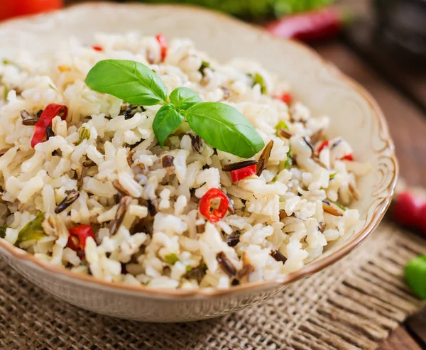 Arroz cocido mezclado con chile y albahaca — Foto de Stock