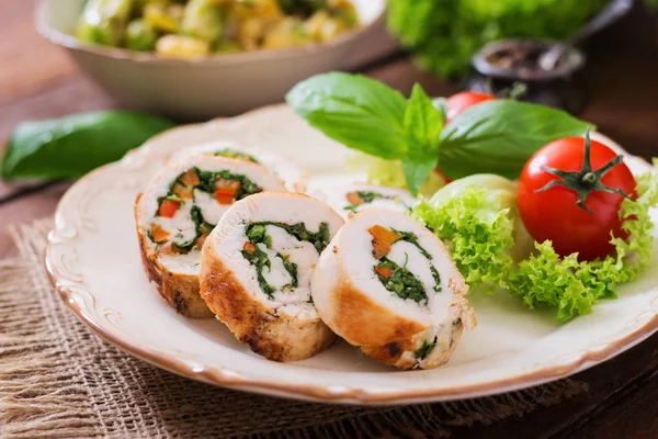Chicken rolls with greens and tomatoes in plate — Stock Photo, Image