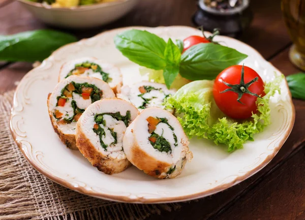 Hühnerbrötchen mit Gemüse und Tomaten im Teller — Stockfoto