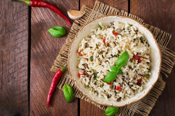 Arroz cocido mezclado con chile y albahaca — Foto de Stock