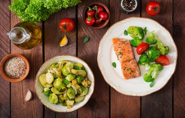 Salmón al horno en plato y tazón con brotes —  Fotos de Stock