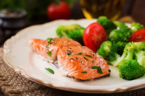 Salmone al forno guarnito con broccoli in piatto — Foto Stock