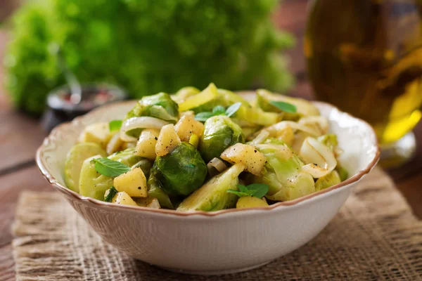 Stewed Brussels cabbage and leeks in bowl — Stock Photo, Image