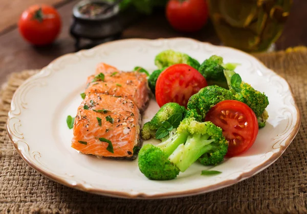 Gebakken zalm gegarneerd met broccoli in plaat — Stockfoto