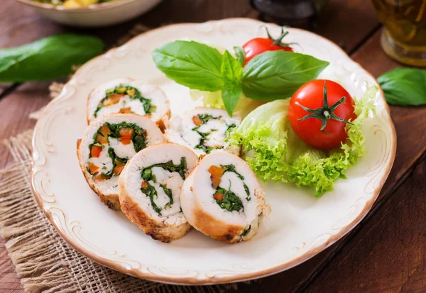 Rollos de pollo con verduras y tomates en plato — Foto de Stock