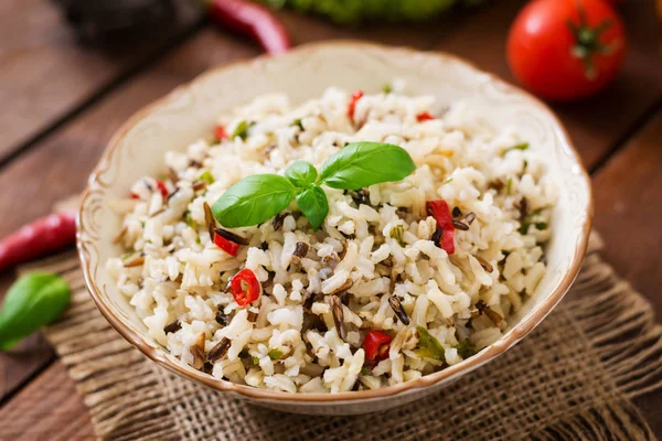 Gemengde gekookte rijst met Spaanse peper en basilicum — Stockfoto