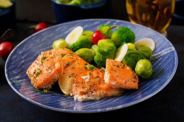 Gebackener Lachs mit Brokkoli auf blauem Teller — Stockfoto