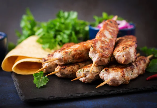 Lula kebab met lavash op snijplank — Stockfoto