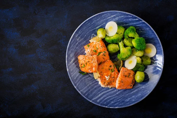 Salmone guarnito con broccoli e cavoletti di Bruxelles — Foto Stock