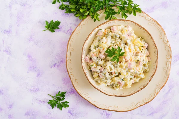 Traditioneller russischer Salat "Olivier" — Stockfoto