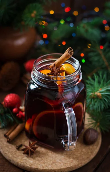 Vino rimuginato di Natale e spezie — Foto Stock