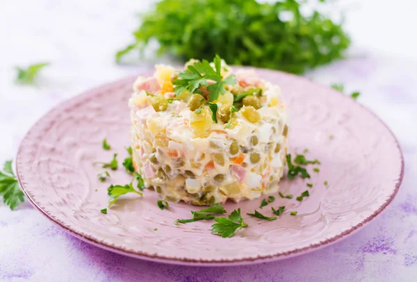 Geleneksel Rus salatası "Olivier" — Stok fotoğraf