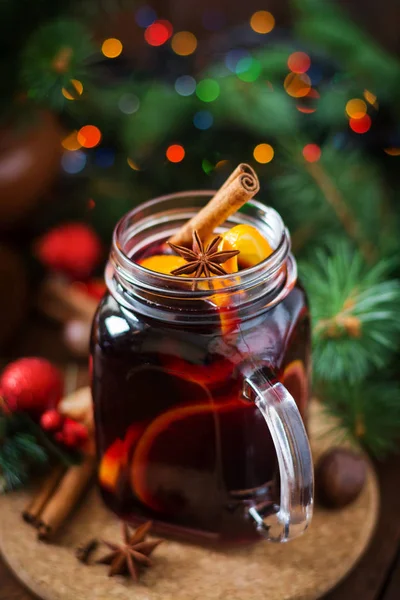 Vino rimuginato di Natale e spezie — Foto Stock
