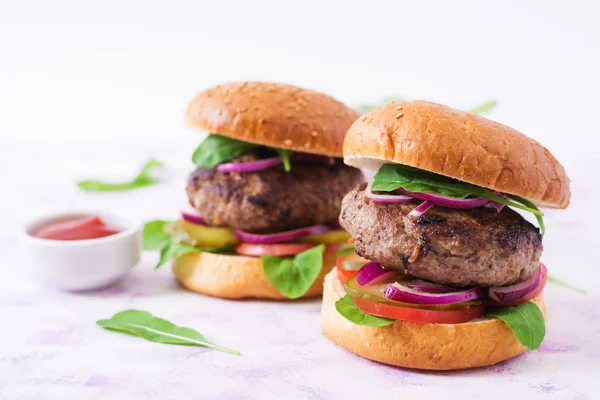 Hamburgeri sau burgeri cu carne de vită — Fotografie, imagine de stoc