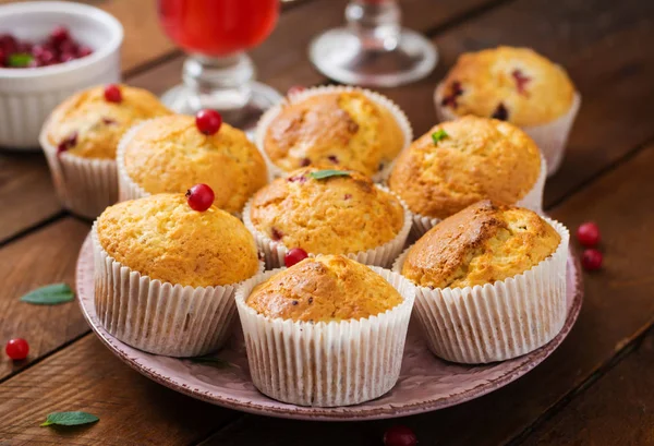 Muffin lezat (cupcakes) dengan cranberry — Stok Foto