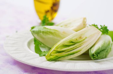 Taze ve sağlıklı hindiba (witloof) salata