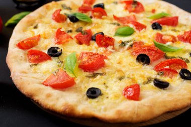 büyük pizza Mozzarella peyniri ile
