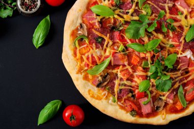 Salam koyu arka plan üzerinde pizza