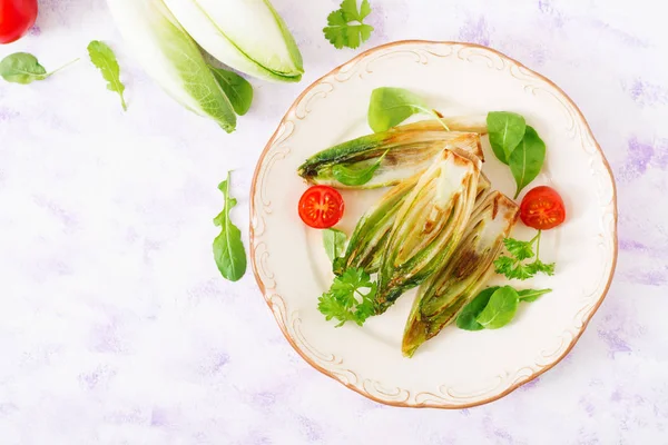 Cicoria al forno con cipolle — Foto Stock