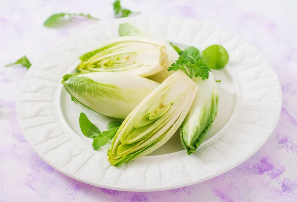 Свежий и здоровый салат из цикория — стоковое фото