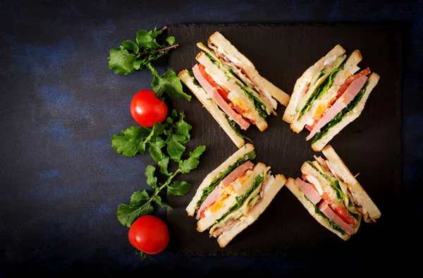 Sandwiches Club sobre fondo oscuro . — Foto de Stock