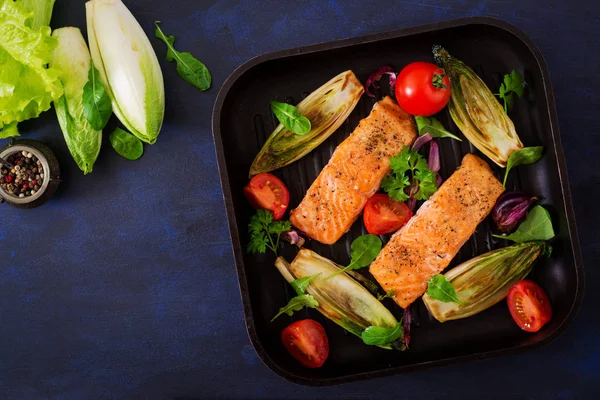 Salmão assado com ervas italianas — Fotografia de Stock