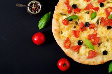 büyük pizza Mozzarella peyniri ile