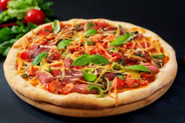 Salam koyu arka plan üzerinde pizza