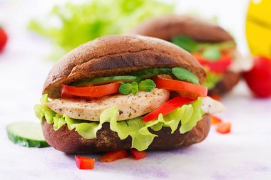 İki lezzetli ve sağlıklı sandviç