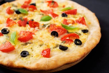 büyük pizza Mozzarella peyniri ile